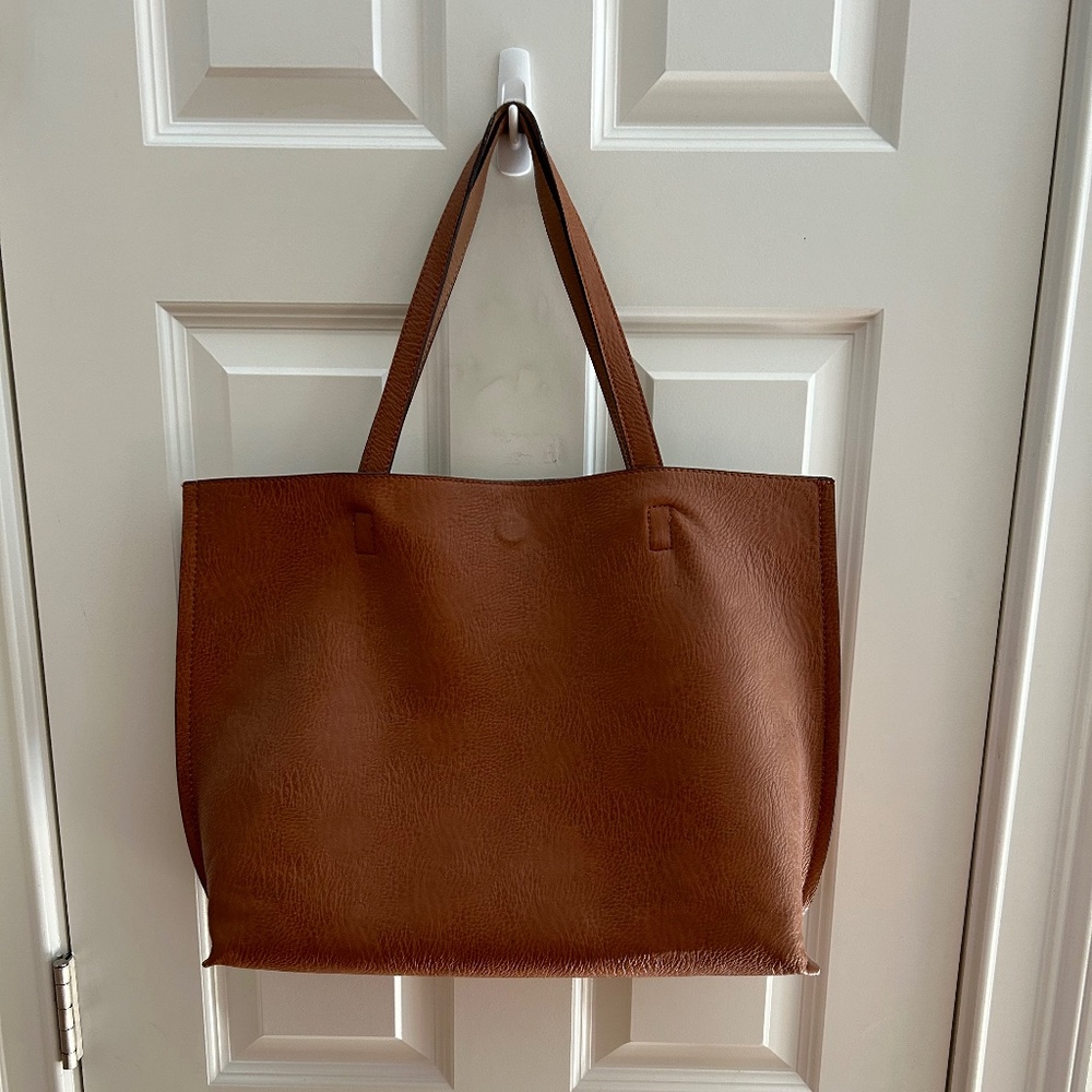 Leather Tote with magnetic closure
